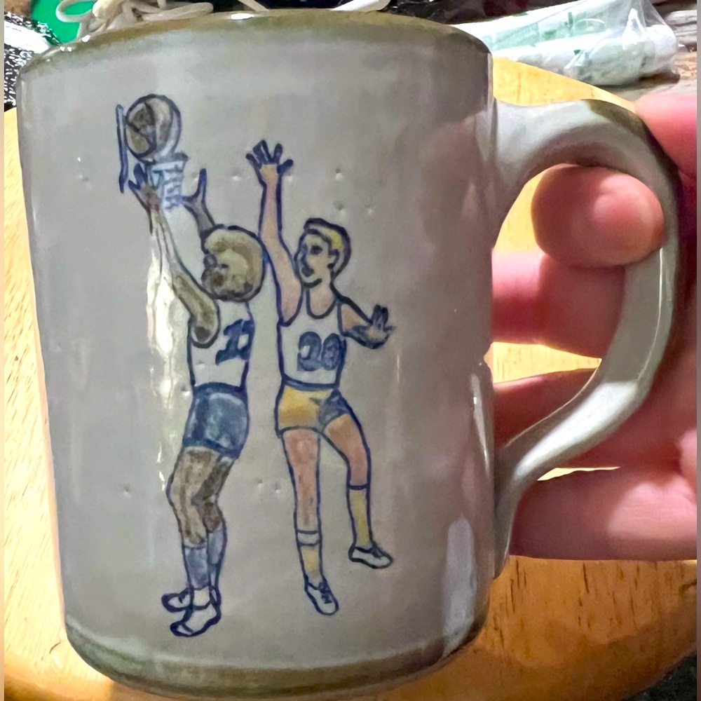 LOUISVILLE STONEWARE Vintage Mug w/ U of L  Kentucky Basketball Scene